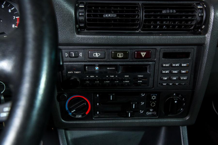 Детали интерьера BMW M3 Coupe (E30) 1987 года  (NA) (фото 32 из 38)